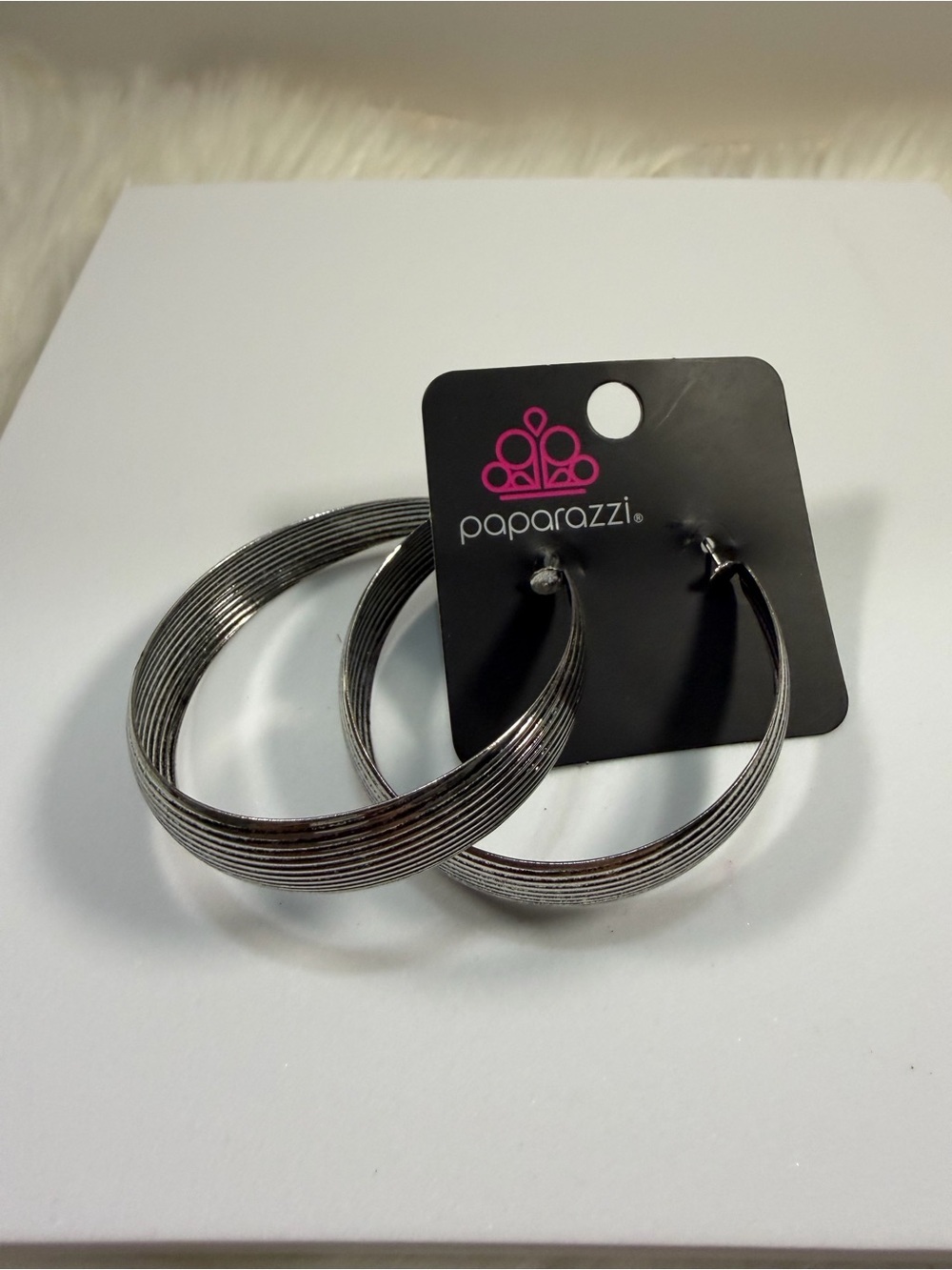 🩷5/$10🩷 Paparazzi Textured Silver Hoop Earrings - Picture 2 of 3